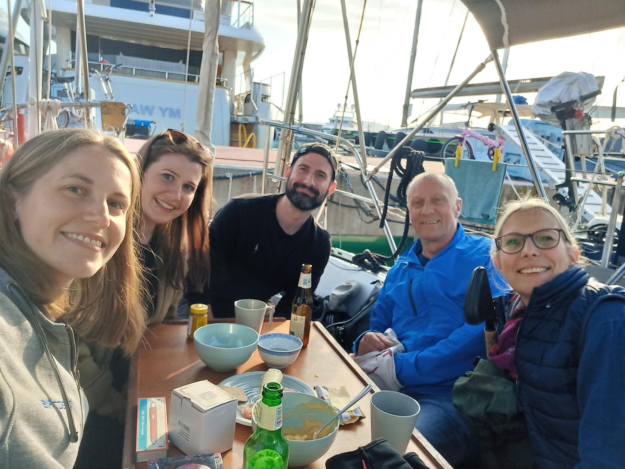 Gemütlicher Apéro bei Sonnenuntergang.