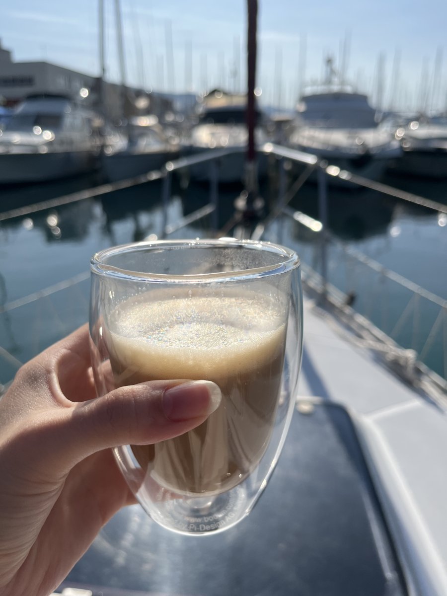 Kaffee an Deck bei Sonnenschein.