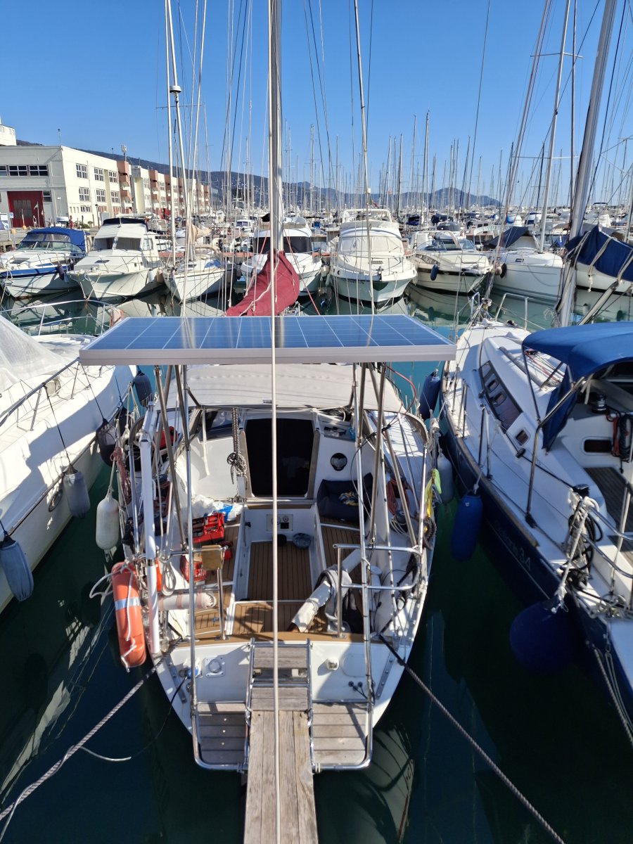 Neues Solarpanel mit passendem Aluminiumrahmen.